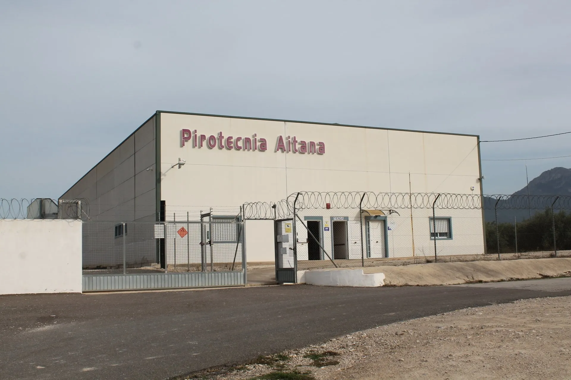 Vista aérea frontal de las instalaciones de Pirotecnia Aitana en Bèlgida